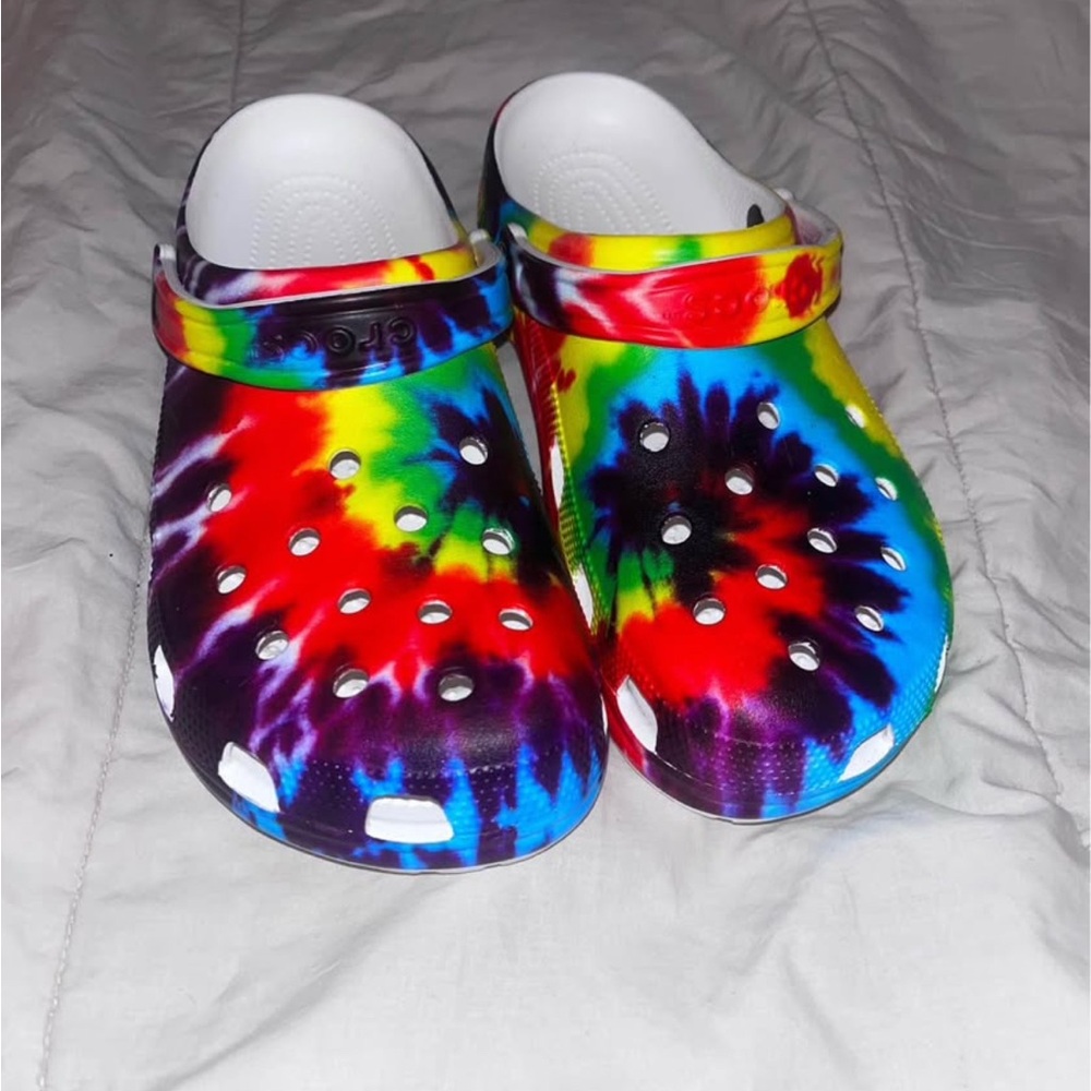 CROCS Rainbow Clogs Vibrant Design (NEW W/O tags & box)